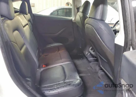 2024 Tesla Model Y z USA, uszkodzony, nr VIN 7SAYGDEE0RF132980